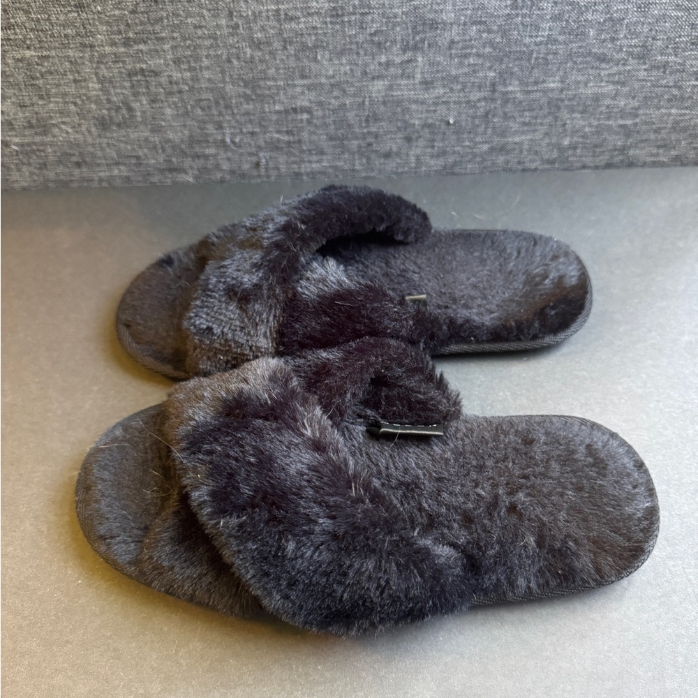 PacSun Fuzzy Black Slippers